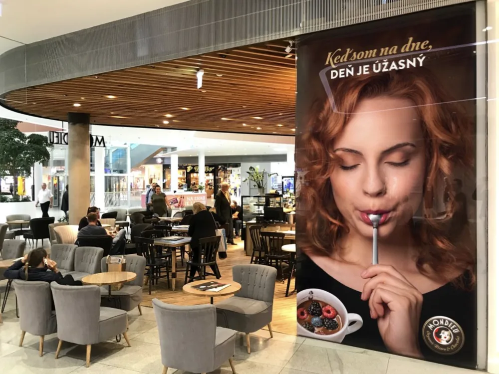 Hostia v priestrannej kaviarni Mondieu v Bory Mall