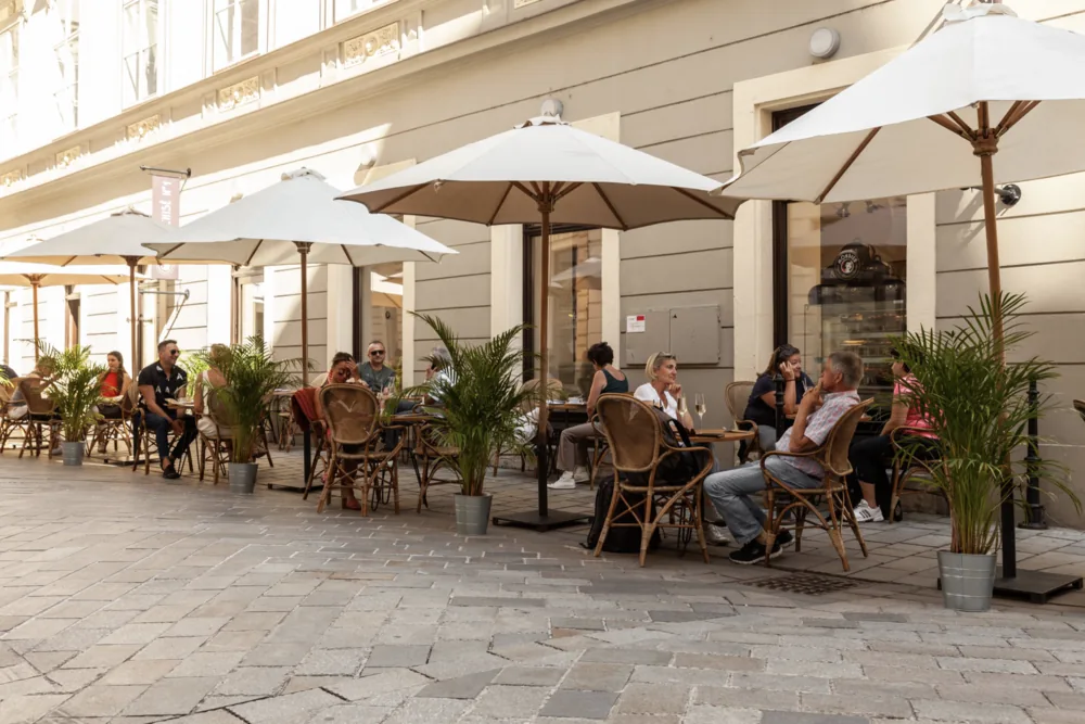Kaviarenský bar v industriálnom štýle v Mondieu Franchise No. 1