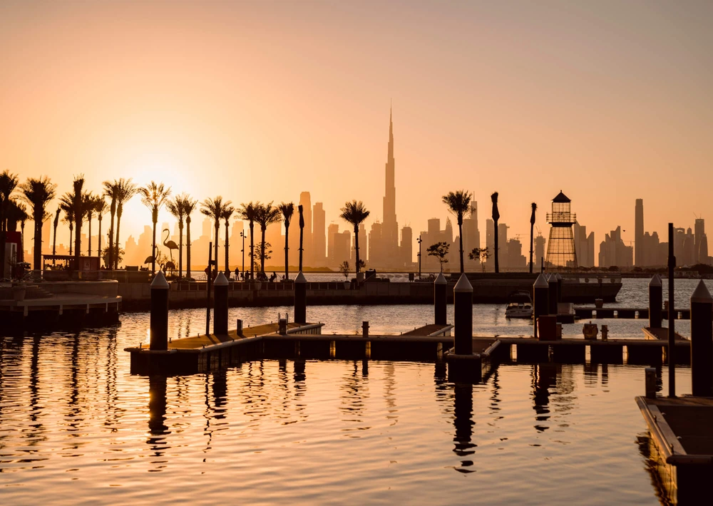 Nábrežie Dubai Creek Harbour a Burj Khalifa pri západe slnka