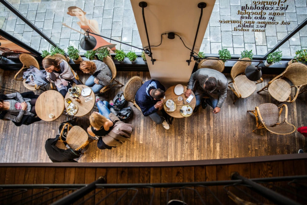 Brunch pri drevenom stole v Mondieu Laurinská 7