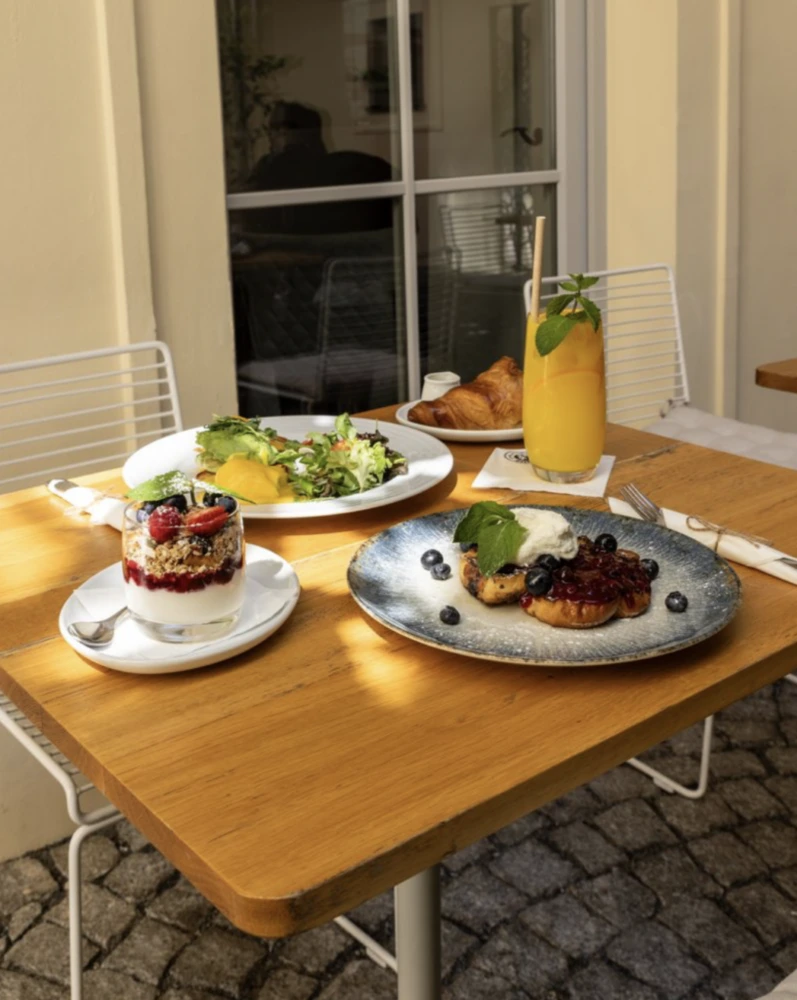 Brunchové taniere a čerstvá limonáda v Mondieu na Maltézskom námestí