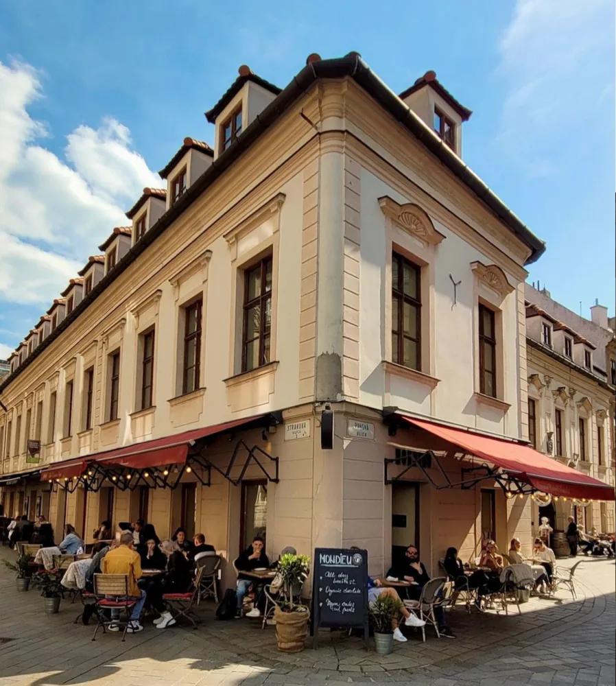 Živá atmosféra v kaviarni Mondieu Panská 27 v Bratislave