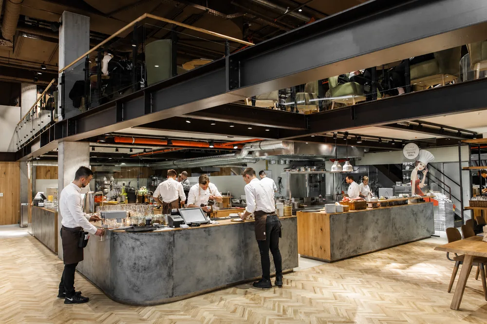 Dvojpodlažný interiér kaviarne Mondieu Westfield Chodov